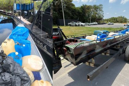 Barcos apreendidos com drogas, com barris e sacos pretos.