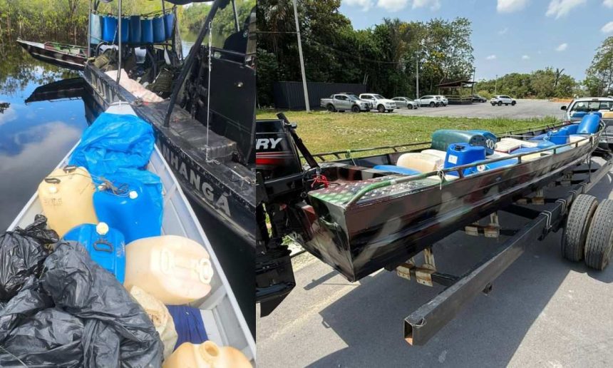 Barcos apreendidos com drogas, com barris e sacos pretos.