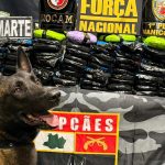 Cachorro policial com cocaína apreendida em barco. Operação policial em Manaus, Amazonas.