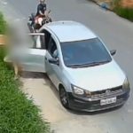 Cachorros abandonados em caixa perto de carro e moto