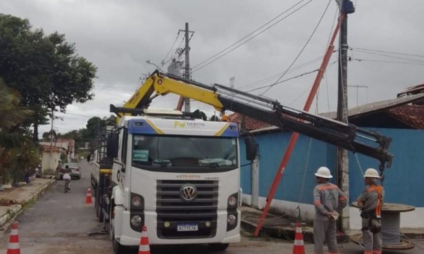 Caminhão com guindaste trabalha em poste de energia elétrica em Manaus.