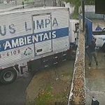 Caminhão da Manaus Limpa envolvido em caso de tentativa de atropelamento. Homens e carro branco na cena.