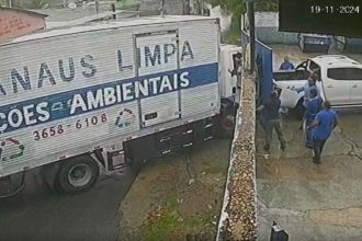 Caminhão da Manaus Limpa envolvido em caso de tentativa de atropelamento. Homens e carro branco na cena.