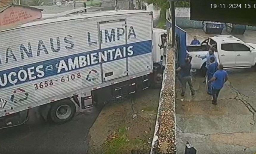 Caminhão da Manaus Limpa envolvido em caso de tentativa de atropelamento. Homens e carro branco na cena.