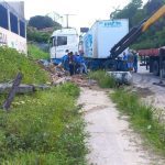 Carreta danifica poste e quase atinge escola em Manaus