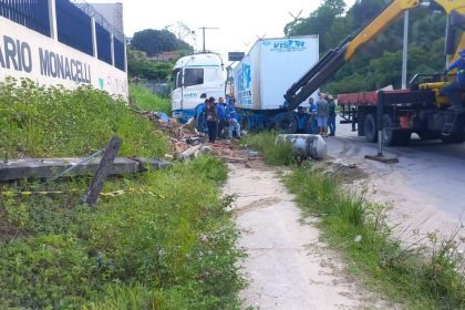 Carreta danifica poste e quase atinge escola em Manaus