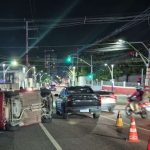 Carro capotado em via pública, causando congestionamento. Acidente na Rua Salvador, Manaus.