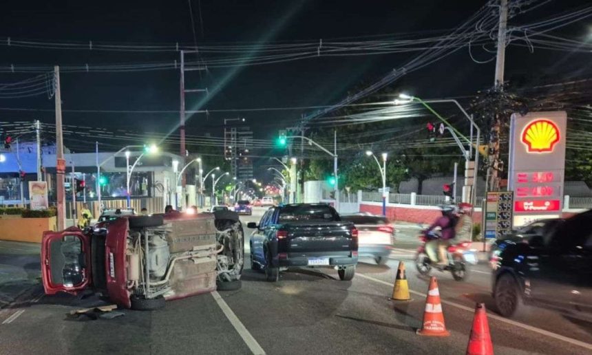 Carro capotado em via pública, causando congestionamento. Acidente na Rua Salvador, Manaus.