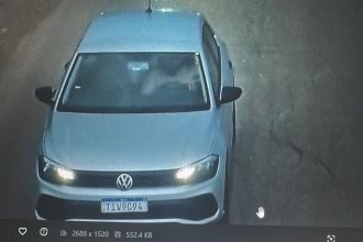 Carro Volkswagen prata com placa TIV9C94 em cena de vigilância.