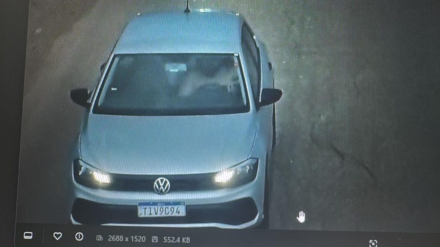 Carro Volkswagen prata com placa TIV9C94 em cena de vigilância.