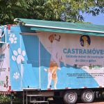 Castramóvel, unidade móvel de castração de cães e gatos, estacionado para atendimento.