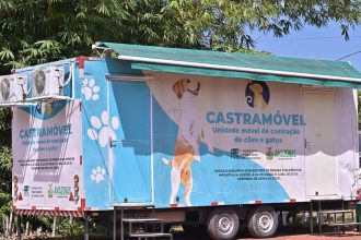 Castramóvel, unidade móvel de castração de cães e gatos, estacionado para atendimento.
