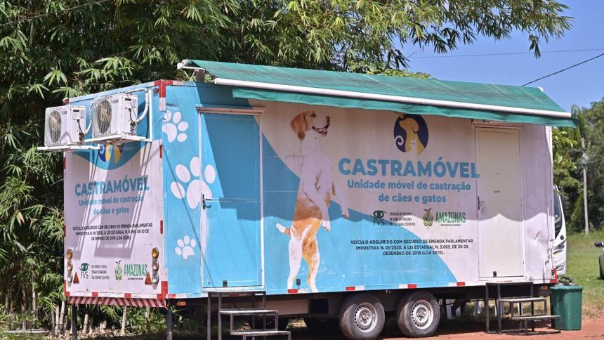 Castramóvel, unidade móvel de castração de cães e gatos, estacionado para atendimento.
