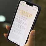 Celular com mensagem de golpe de taxa alfandegária. PolÃcia alerta sobre golpes em compras online.