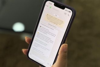 Celular com mensagem de golpe de taxa alfandegária. Polícia alerta sobre golpes em compras online.