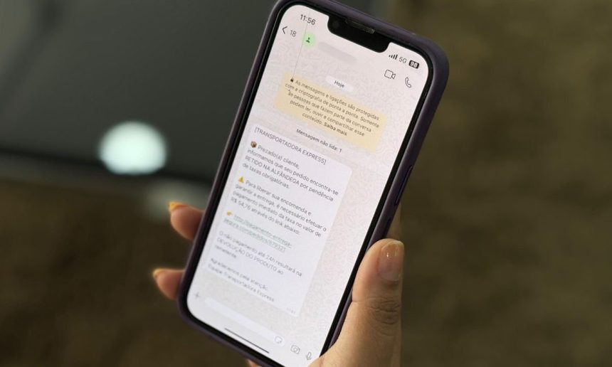 Celular com mensagem de golpe de taxa alfandegária. Polícia alerta sobre golpes em compras online.