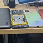 Celulares e tablet apreendidos em ação policial.
