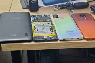Celulares e tablet apreendidos em ação policial.