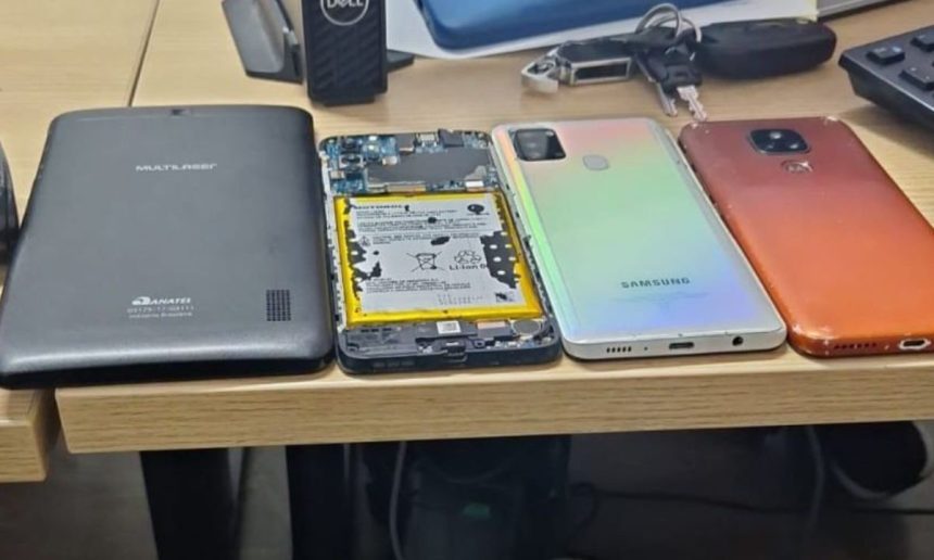 Celulares e tablet apreendidos em ação policial.