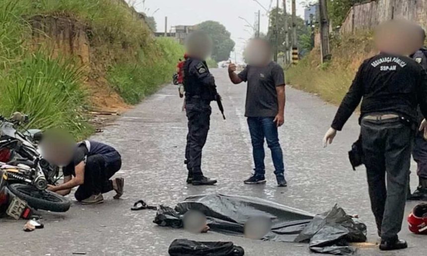 Cena de acidente com vítima fatal: homem coberto por lona ao lado de motocicleta e policiais.