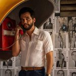 Cena de "O Agente Secreto", filme finalista do Brasil no Oscar 2026, com homem em cabine telefônica.
