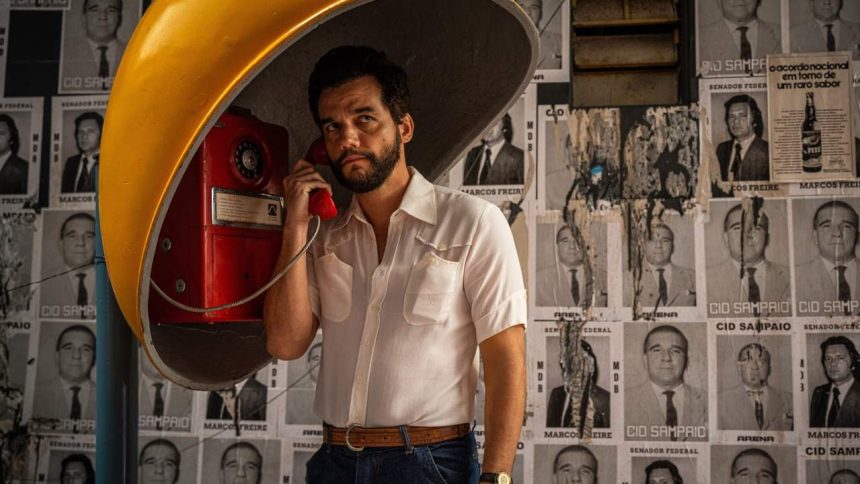 Cena de "O Agente Secreto", filme finalista do Brasil no Oscar 2026, com homem em cabine telefônica.