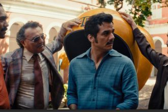 Cena do filme 'O Agente Secreto' em Manaus, com atores reunidos.