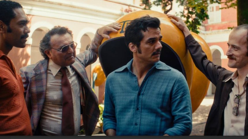 Cena do filme 'O Agente Secreto' em Manaus, com atores reunidos.