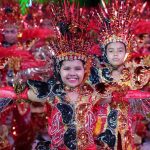 Cirandeiros em trajes vibrantes se apresentam no Festival de Cirandas de Manacapuru.