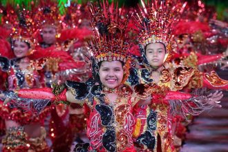 Cirandeiros em trajes vibrantes se apresentam no Festival de Cirandas de Manacapuru.