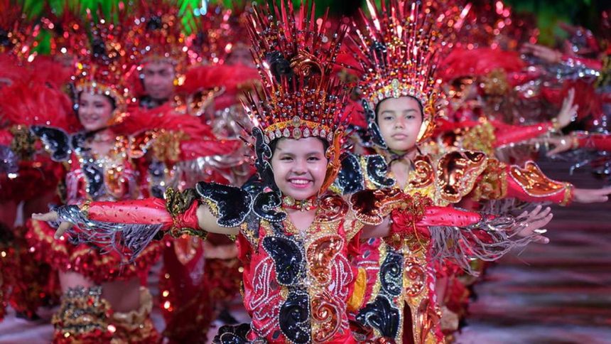Cirandeiros em trajes vibrantes se apresentam no Festival de Cirandas de Manacapuru.