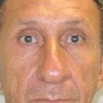 Close-up de um homem de meia idade com olhos castanhos e pele clara.