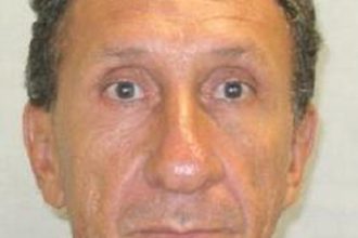 Close-up de um homem de meia idade com olhos castanhos e pele clara.