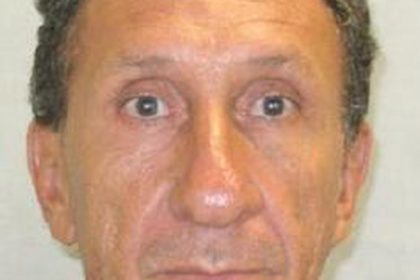 Close-up de um homem de meia idade com olhos castanhos e pele clara.