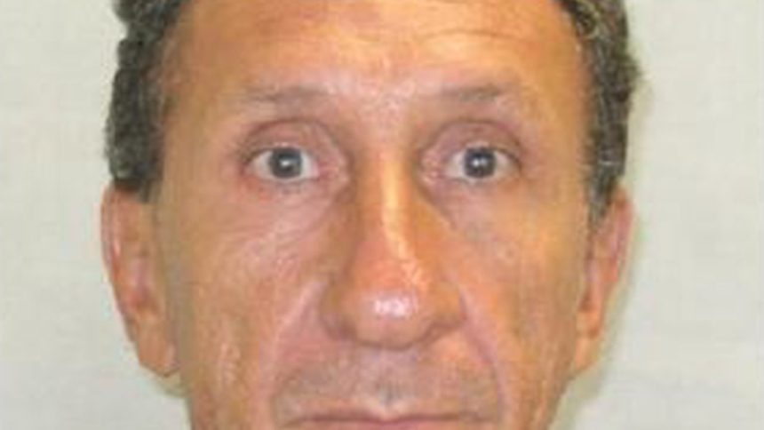 Close-up de um homem de meia idade com olhos castanhos e pele clara.