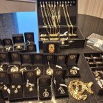Coleção de joias apreendidas pela Polícia Federal, incluindo colares, pingentes e anéis de ouro.