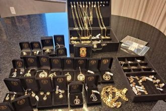Coleção de joias apreendidas pela Polícia Federal, incluindo colares, pingentes e anéis de ouro.