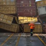 Containers tombados em terminal de cargas após acidente.