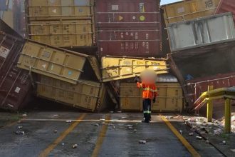 Containers tombados em terminal de cargas após acidente.