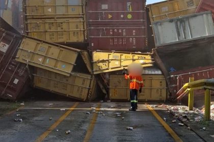 Containers tombados em terminal de cargas após acidente.