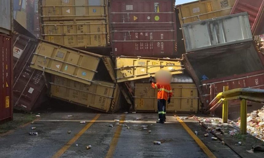 Containers tombados em terminal de cargas após acidente.