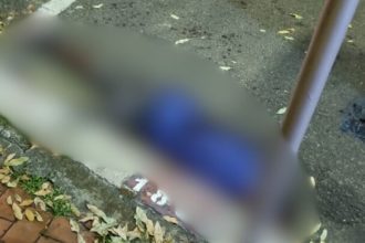 Corpo de homem em cena de crime com múltiplas perfurações.