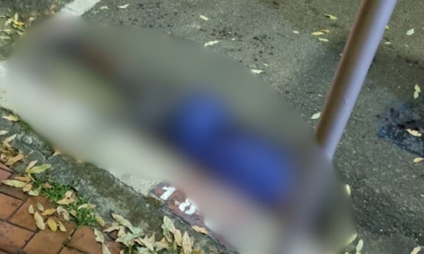 Corpo de homem em cena de crime com múltiplas perfurações.