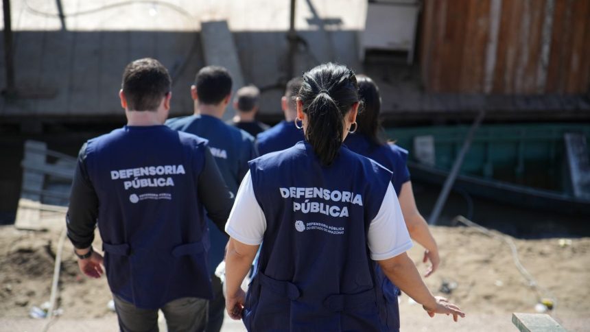 Defensores públicos marcham em local afetado por garimpo ilegal no Amazonas