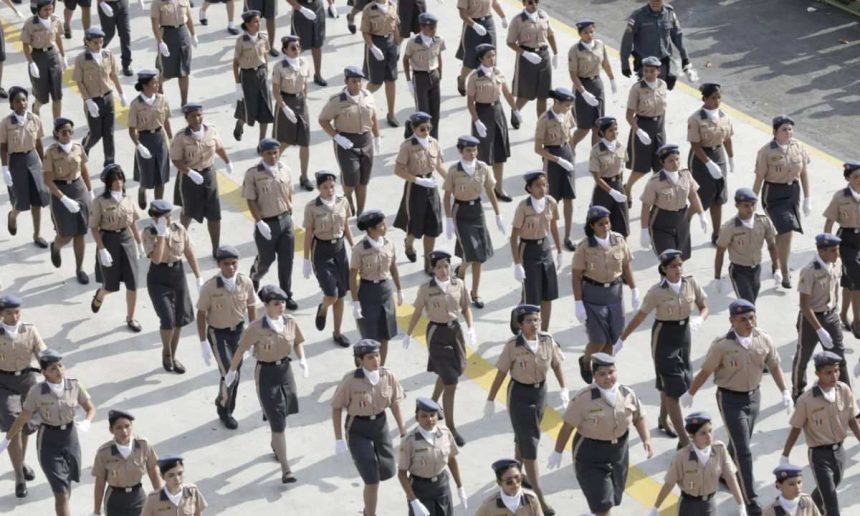 Desfile cívico de alunos dos Colégios Militares da PMAM.