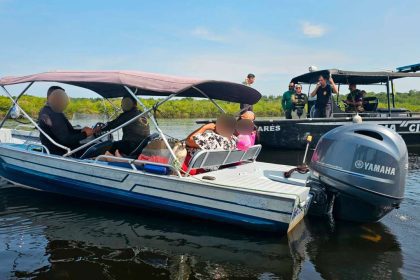 Dois barcos em um rio, com pessoas a bordo, possivelmente em atividade policial ou de fiscalização.
