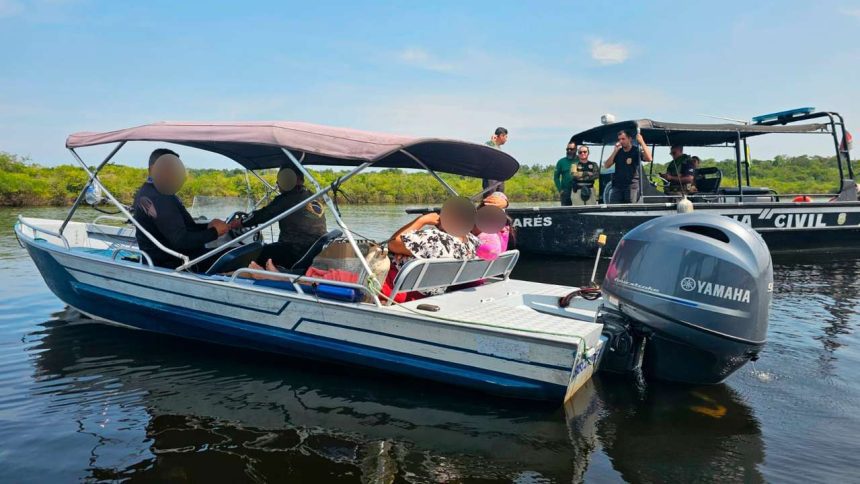 Dois barcos em um rio, com pessoas a bordo, possivelmente em atividade policial ou de fiscalização.