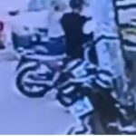 Dois homens em motocicleta Bros em cena de assalto a funcionária do Bradesco Expresso.