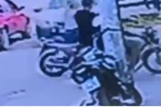 Dois homens em motocicleta Bros em cena de assalto a funcionária do Bradesco Expresso.