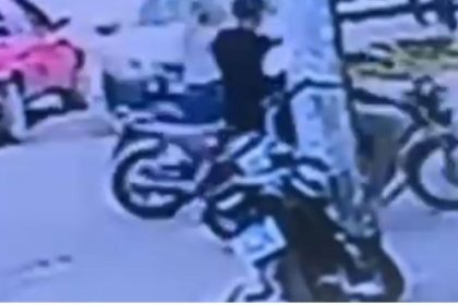 Dois homens em motocicleta Bros em cena de assalto a funcionária do Bradesco Expresso.